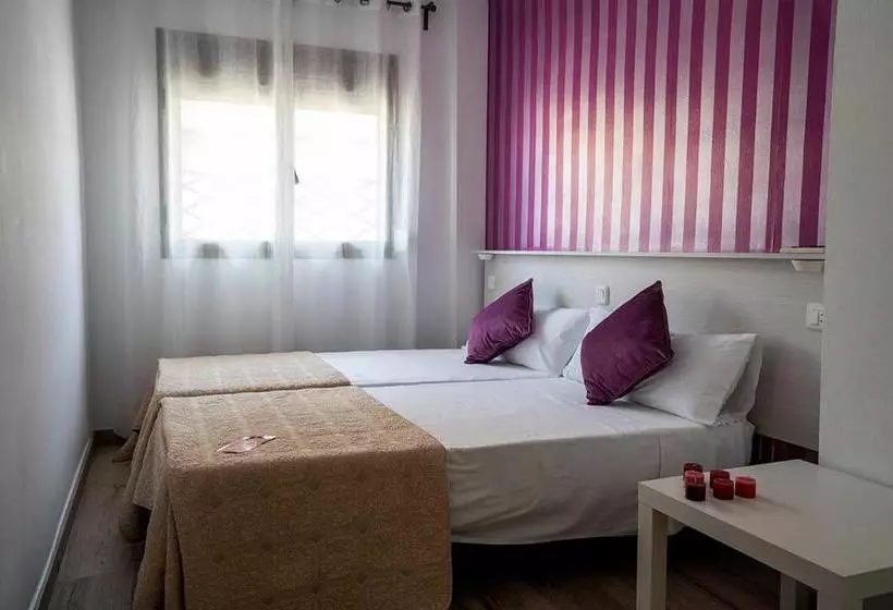 پانسیون Hostal Plaza De Italia