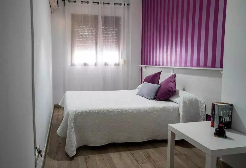 پانسیون Hostal Plaza De Italia