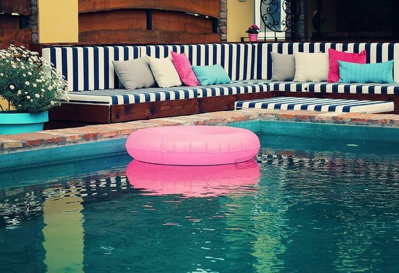 فندق صغير Autóscsárda és Panzió