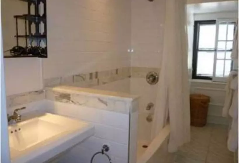 Ashbury House B&b