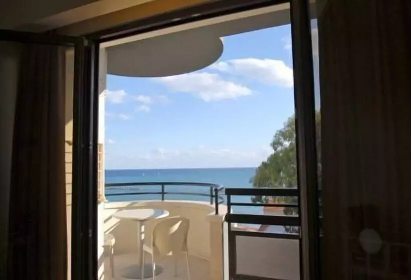 Pigeon Beach Hotel Apartments