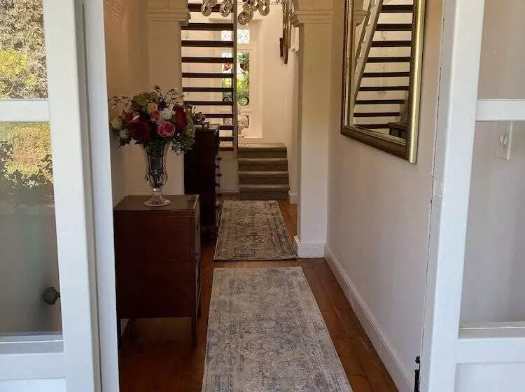 Majatalo Les Chambres Guest House