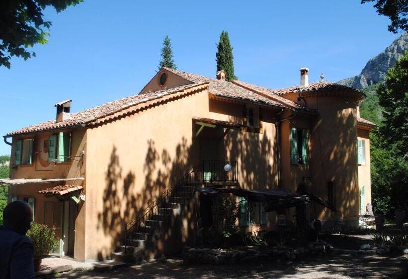 پانسیون Domaine D Angouire