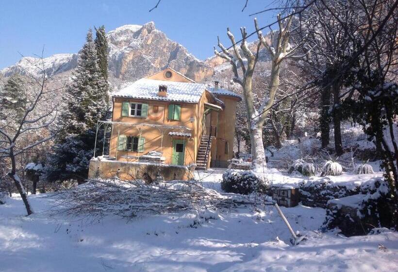 پانسیون Domaine D Angouire