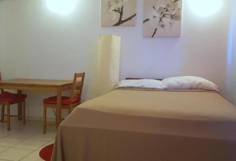 Orange Rembrandt Studio Apartments