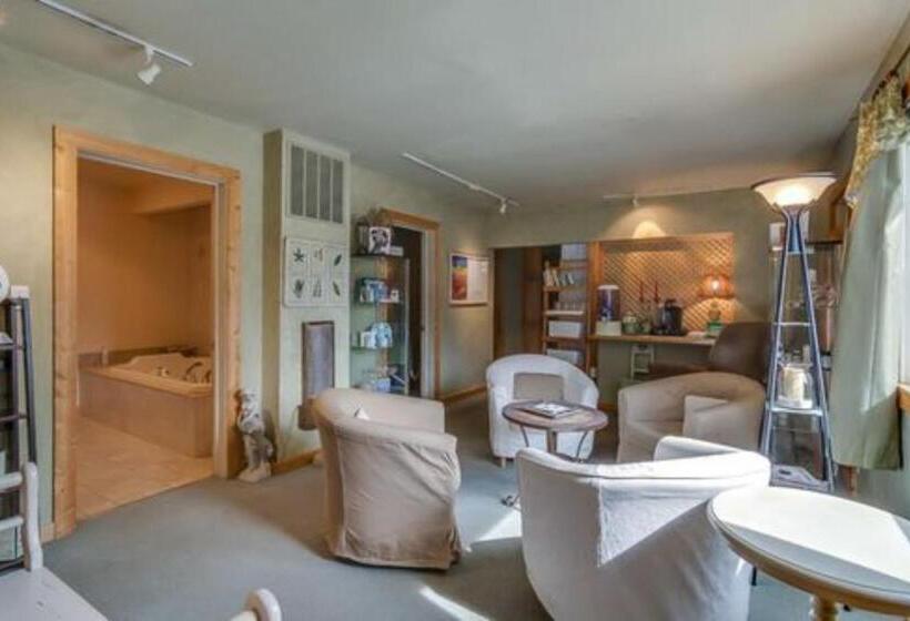 فندق صغير New Buffalo Inn & Spa