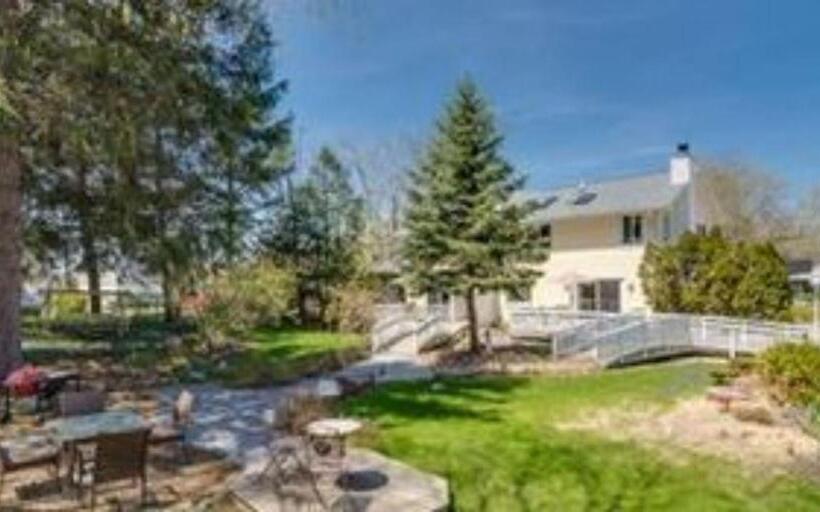 فندق صغير New Buffalo Inn & Spa