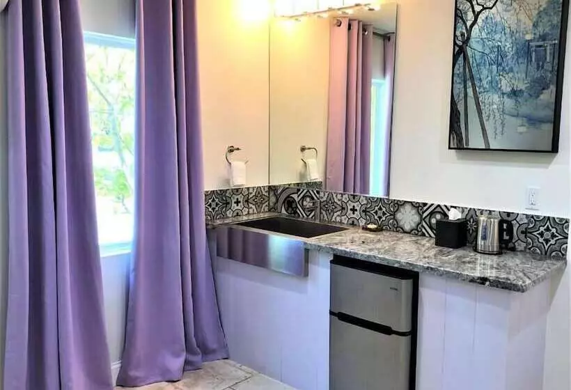 Motelli The Crystal Manatee