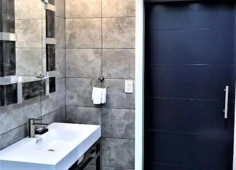 Motelli The Crystal Manatee