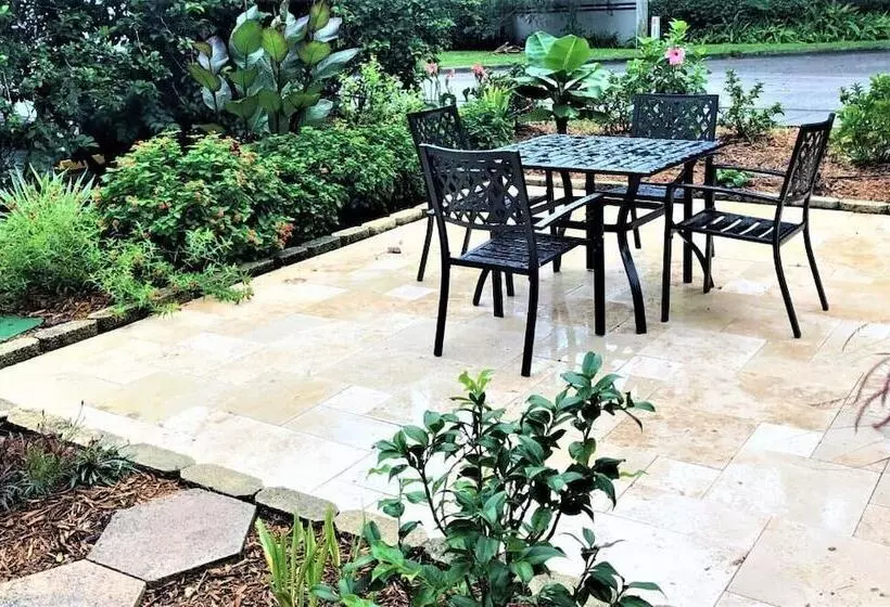 Motelli The Crystal Manatee