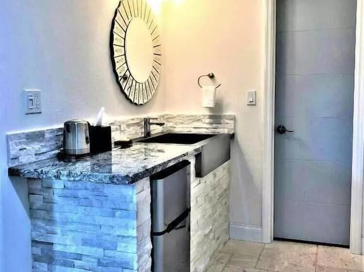 Motelli The Crystal Manatee