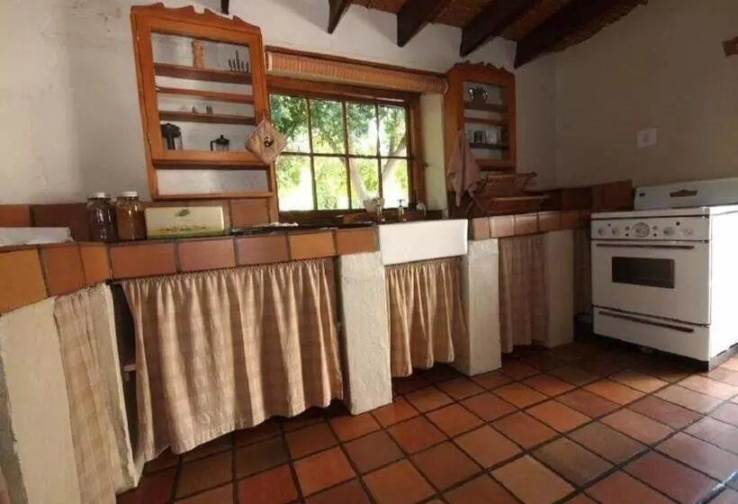 پانسیون Cypress Cottage