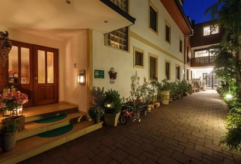 Pension Julia & Haus Elisabeth Wallner S Hofheuriger & Weinhof