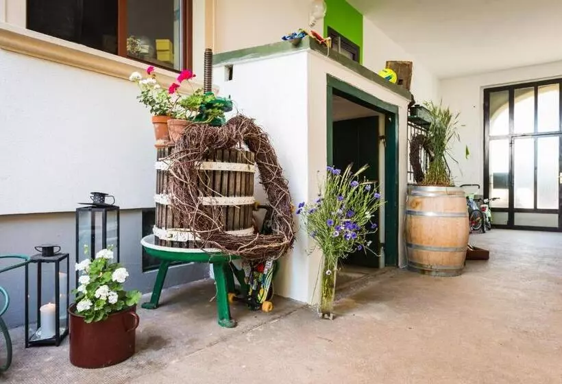 Pension Julia & Haus Elisabeth Wallner S Hofheuriger & Weinhof