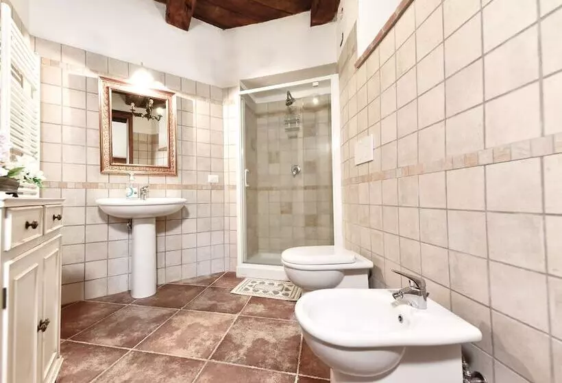 Hotelli Agriturismo Castello Delle Fornaci   Private Jacuzzi