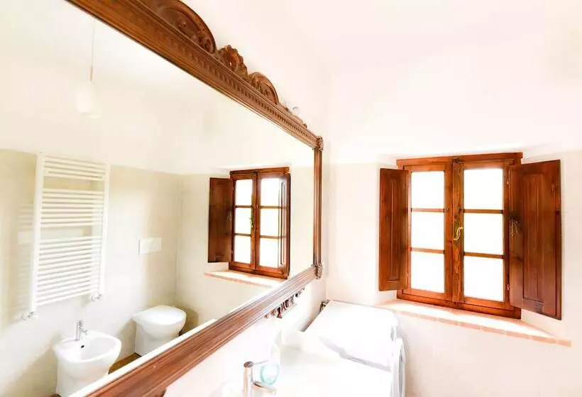 Hotelli Agriturismo Castello Delle Fornaci   Private Jacuzzi