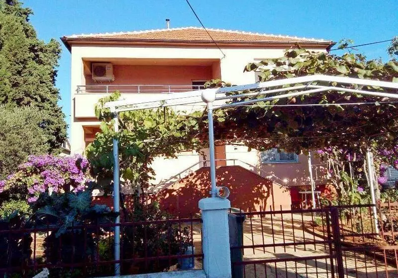 ホテル Apartments Danijel