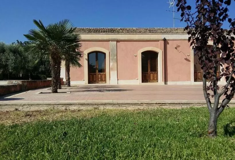هتل Agriturismo La Taverna