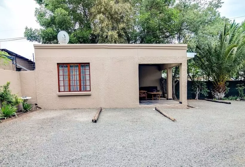 پانسیون The Nightingale Guesthouse