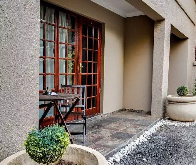 پانسیون The Nightingale Guesthouse