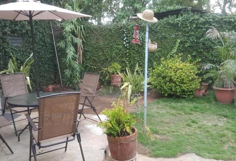 پانسیون Hostal El Jardin