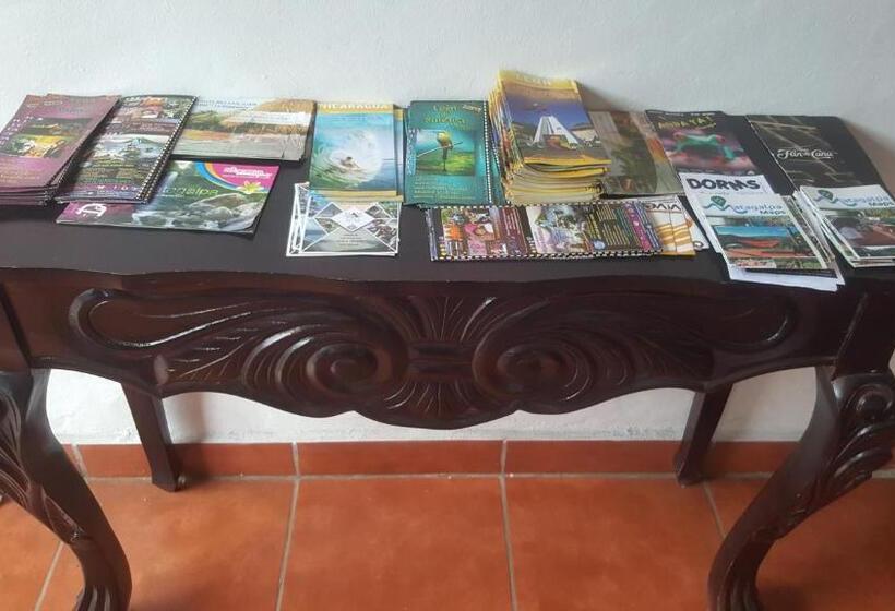 پانسیون Hostal El Jardin