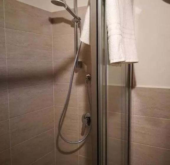 Retkeilymaja Roba Albanisi