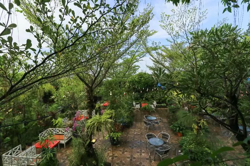 پانسیون Labuana Homestay & Cafe Garden