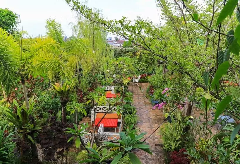 پانسیون Labuana Homestay & Cafe Garden