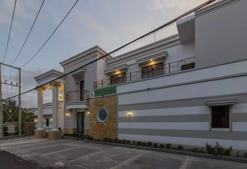 ペンション Reddoorz Plus Near Pantai Malalayang Manado