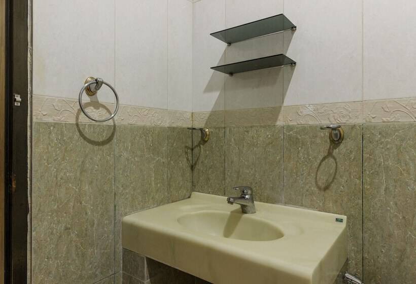 بنسيون Reddoorz Plus Near Pantai Malalayang Manado