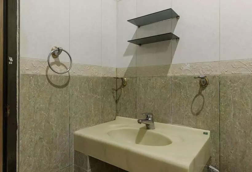 ペンション Reddoorz Plus Near Pantai Malalayang Manado