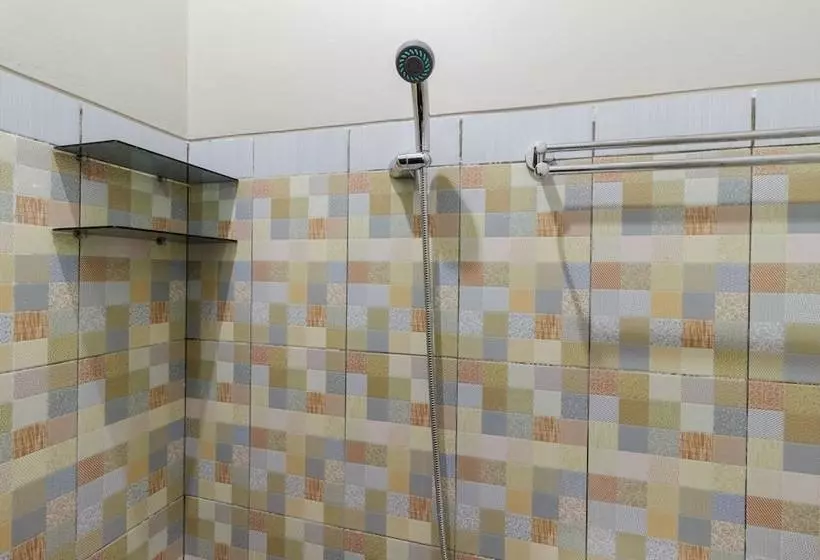 ペンション Reddoorz Plus Near Pantai Malalayang Manado