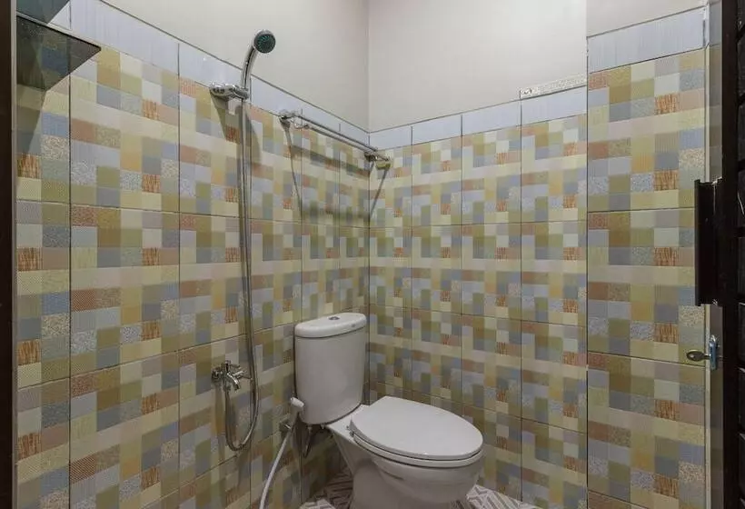 ペンション Reddoorz Plus Near Pantai Malalayang Manado