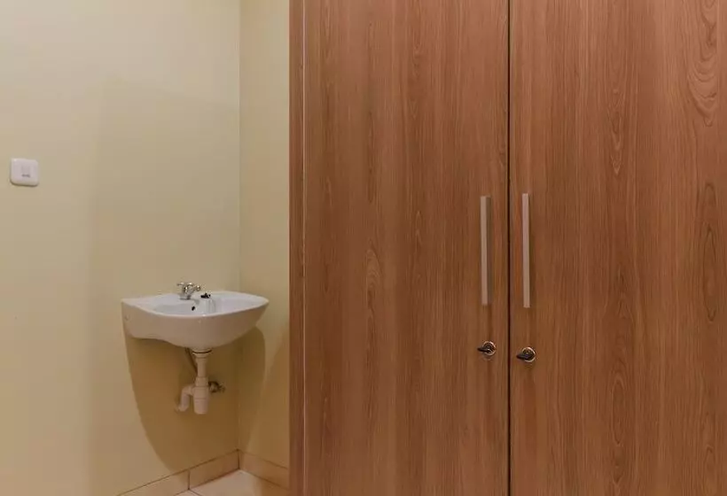 ペンション Reddoorz Plus Near Pantai Malalayang Manado