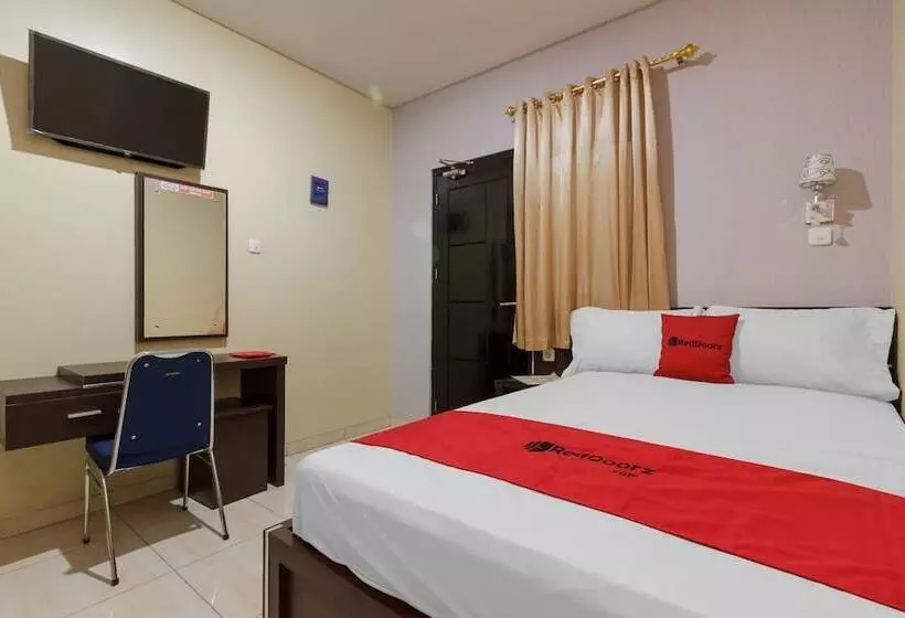 ペンション Reddoorz Plus Near Pantai Malalayang Manado