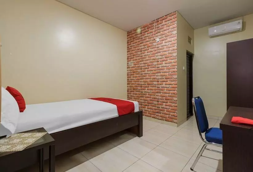 ペンション Reddoorz Plus Near Pantai Malalayang Manado