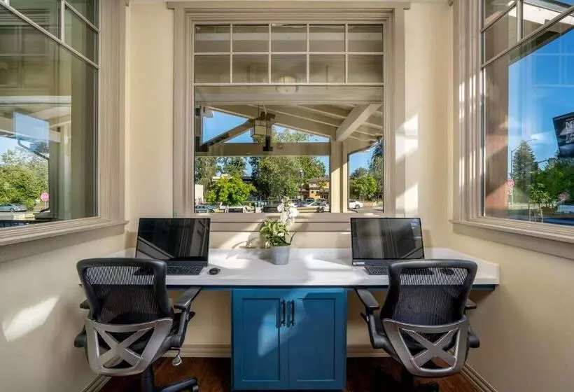 The Agrarian Hotel; Best Western Signature Collection