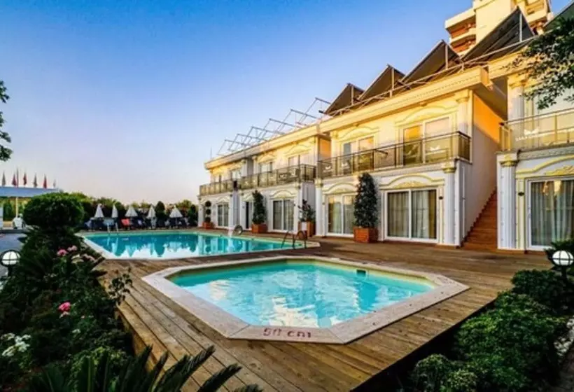 هتل Lara Garden