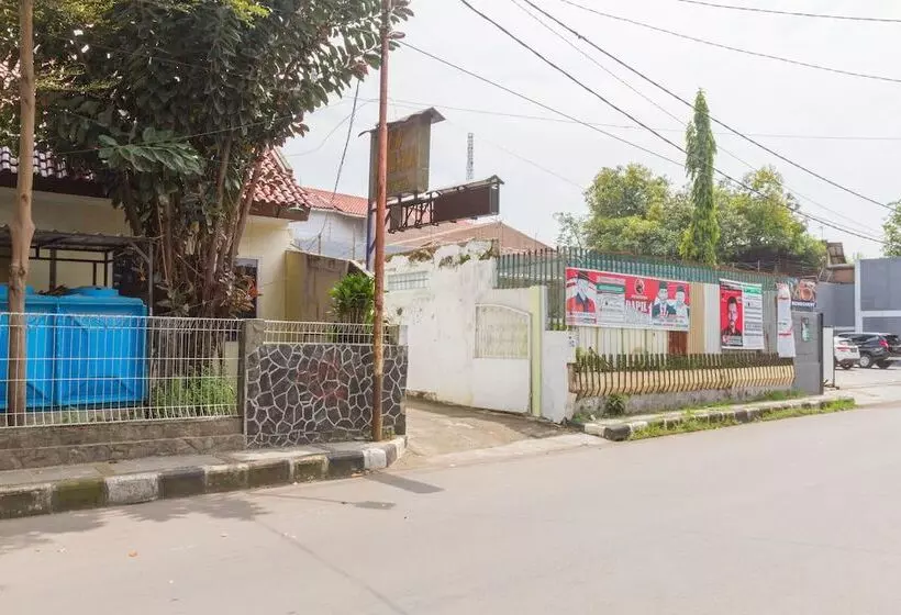 Hotelli Reddoorz Near Pasar Pagi Cirebon 2