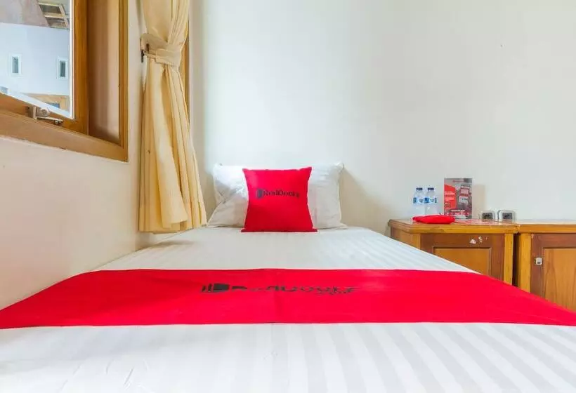 Hotelli Reddoorz Near Pasar Pagi Cirebon 2