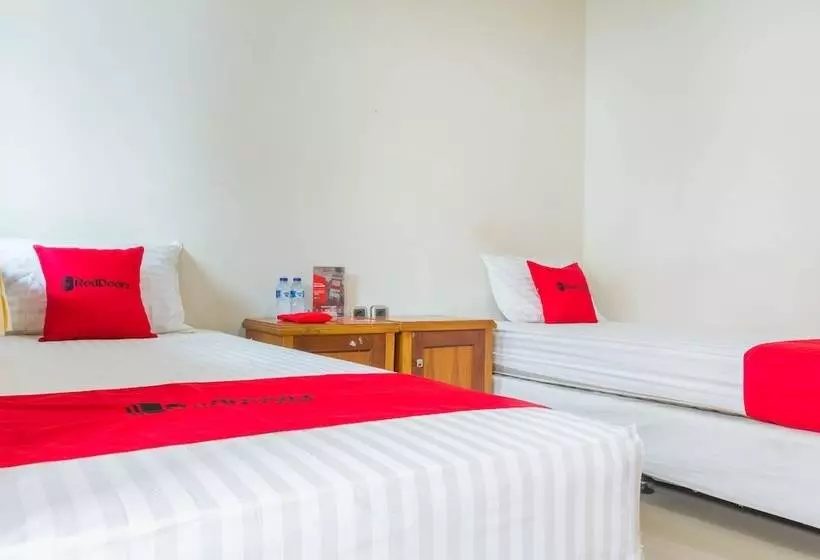 Hotelli Reddoorz Near Pasar Pagi Cirebon 2
