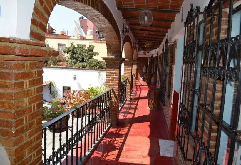 هتل Dos Rios