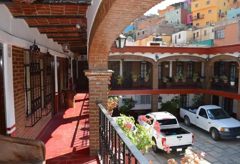 هتل Dos Rios