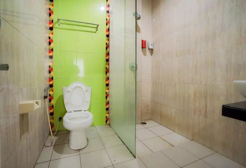 Hotelli Reddoorz Near Pantai Pede