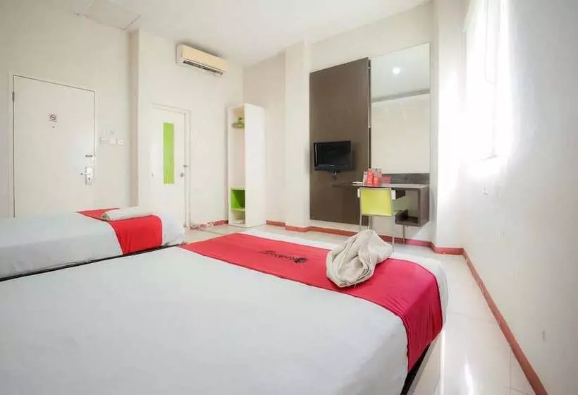 Hotelli Reddoorz Near Pantai Pede