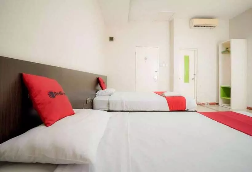 Hotelli Reddoorz Near Pantai Pede