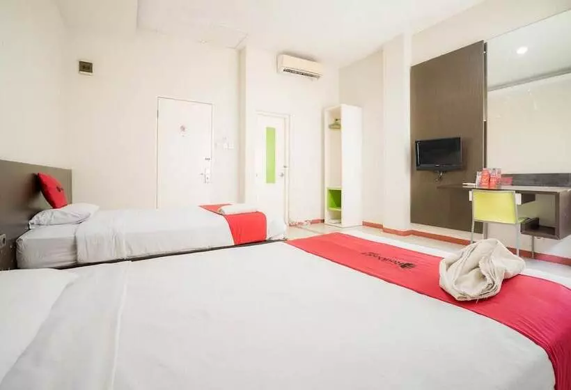 Hotelli Reddoorz Near Pantai Pede
