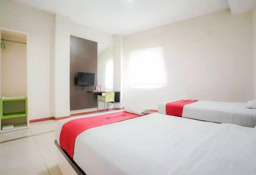 Hotelli Reddoorz Near Pantai Pede