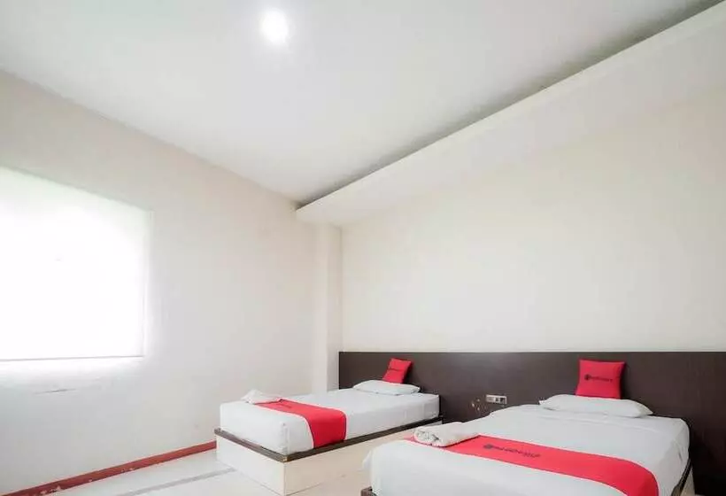 Hotelli Reddoorz Near Pantai Pede